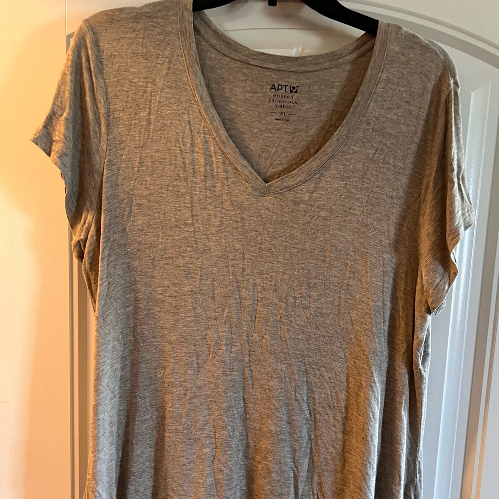 V Neck Essential Tee